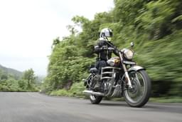 Royal Enfield Classic 350 Front Left Three Quarter