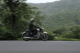 Royal Enfield Classic 350 Front Right Three Quarter