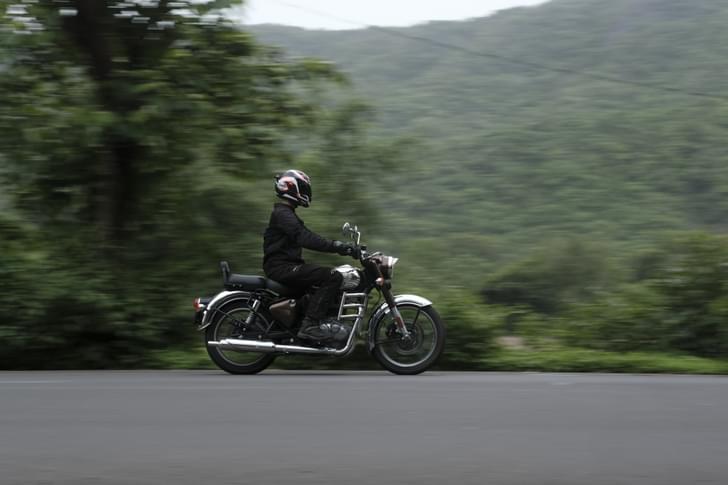 Royal Enfield Classic 350 Front Right Three Quarter