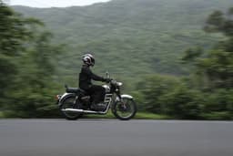 Royal Enfield Classic 350 Front Right Three Quarter