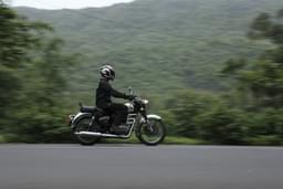 Royal Enfield Classic 350 Front Right Three Quarter