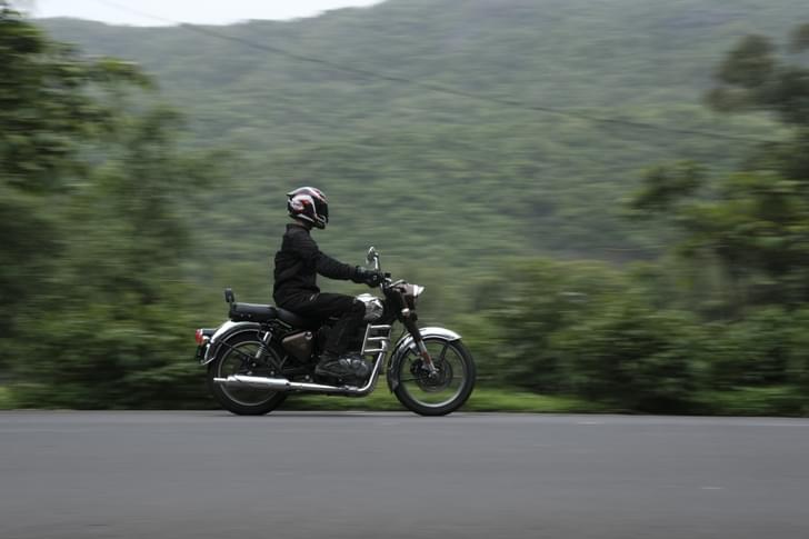 Royal Enfield Classic 350 Front Right Three Quarter