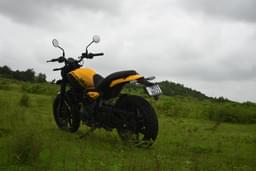 Royal Enfield Guerrilla 450 Front Right Three Quarter