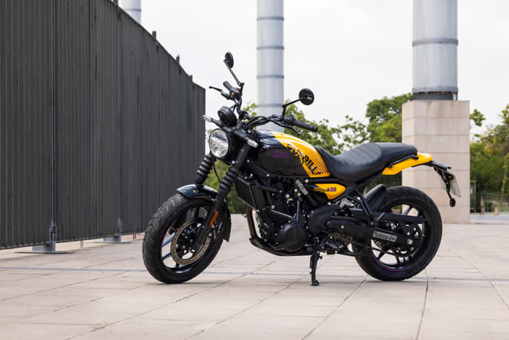 Royal Enfield Guerrilla 450 Color Black