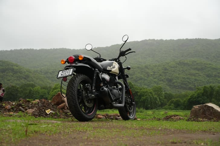 Royal Enfield Hunter 350 Color Black, White