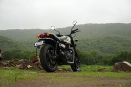 Royal Enfield Hunter 350 Color Black, White