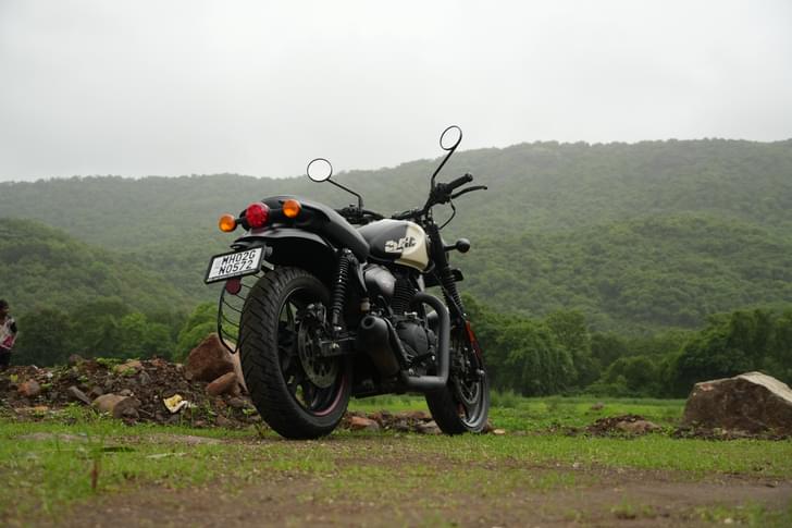 Royal Enfield Hunter 350 Color Black, White