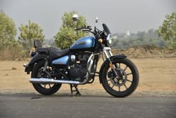 Royal Enfield Meteor 350 Front Right Three Quarter