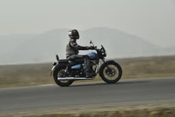 Royal Enfield Meteor 350 Front Right Three Quarter