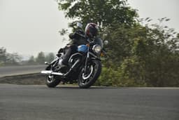 Royal Enfield Meteor 350 Front Left Three Quarter