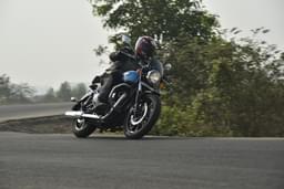 Royal Enfield Meteor 350 Front Left Three Quarter