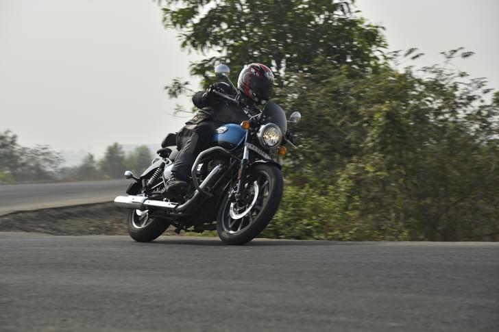 Royal Enfield Meteor 350 Front Left Three Quarter