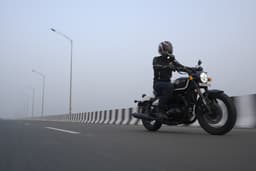 Royal Enfield Shotgun 650 Front Right Three Quarter