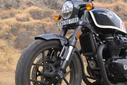 Royal Enfield Shotgun 650 Front Right Three Quarter