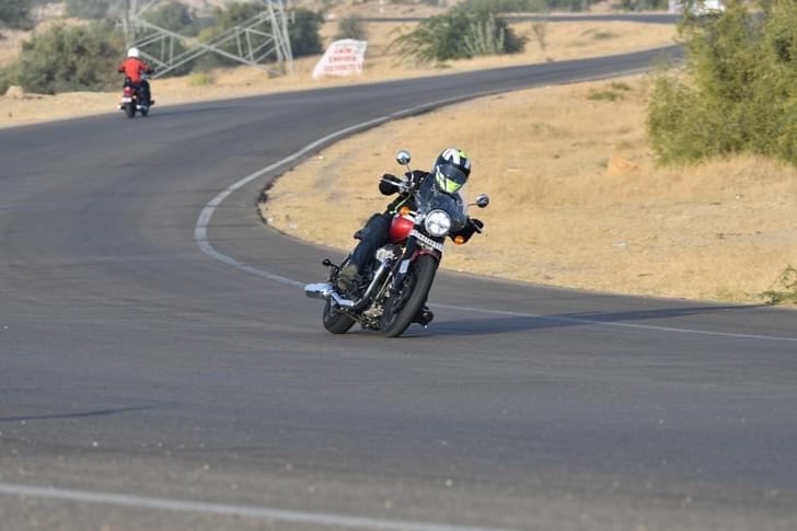 Royal Enfield Super Meteor 650 Front Left Three Quarter