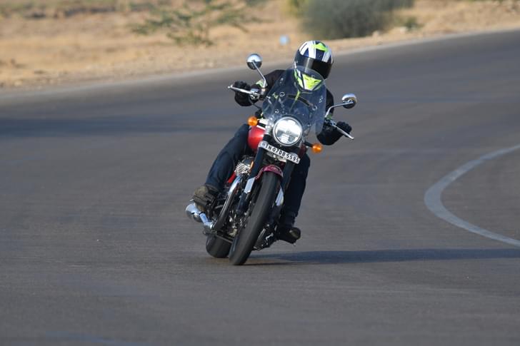 Royal Enfield Super Meteor 650 Front Left Three Quarter