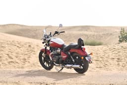 Royal Enfield Super Meteor 650 Front Right Three Quarter