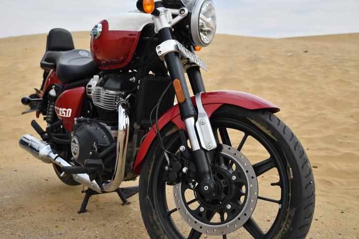 Royal Enfield Super Meteor 650 Front Left Three Quarter