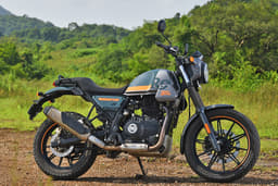 Royal Enfield Scram 440 Front Right Three Quarter