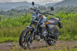 Royal Enfield Scram 440 Front Right Three Quarter