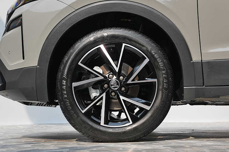 Skoda Kushaq Facelift Color Black, Silver