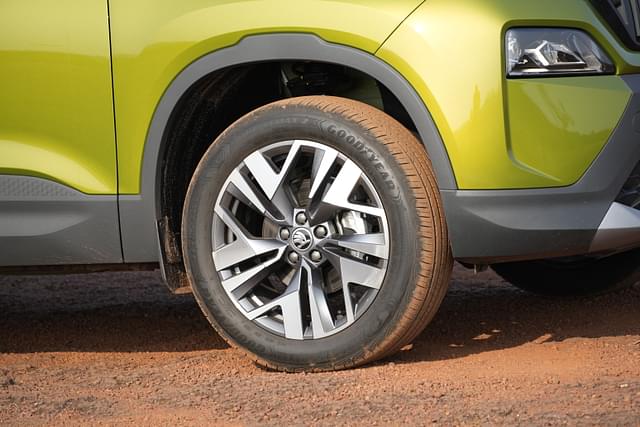 Alloy Wheels Image - 3755