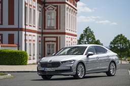 Skoda Superb Front Left Three Quarter