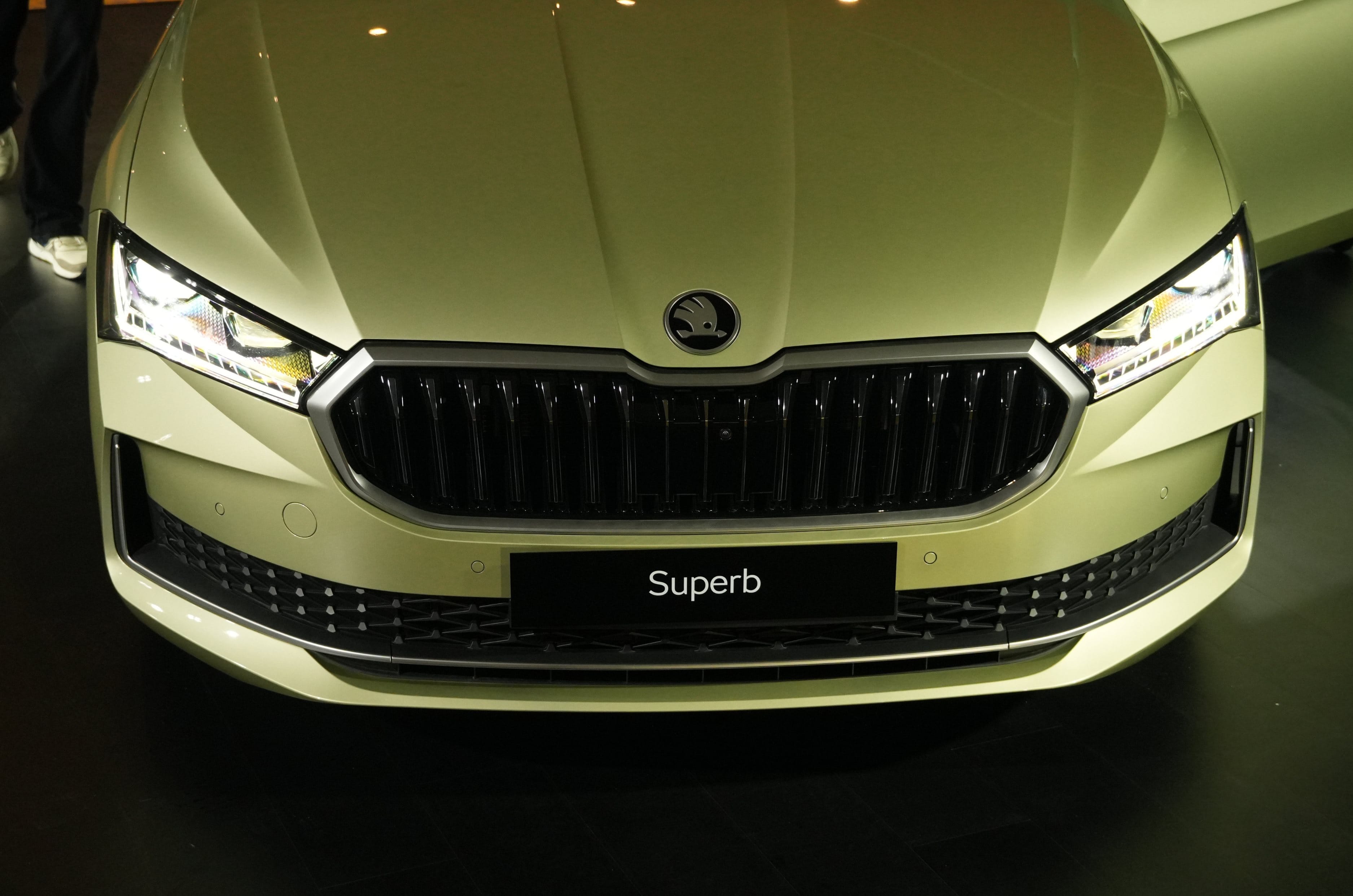 2027 Skoda Superb diesel front quarter