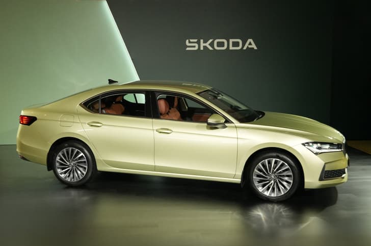 2027 Skoda Superb diesel front quarter