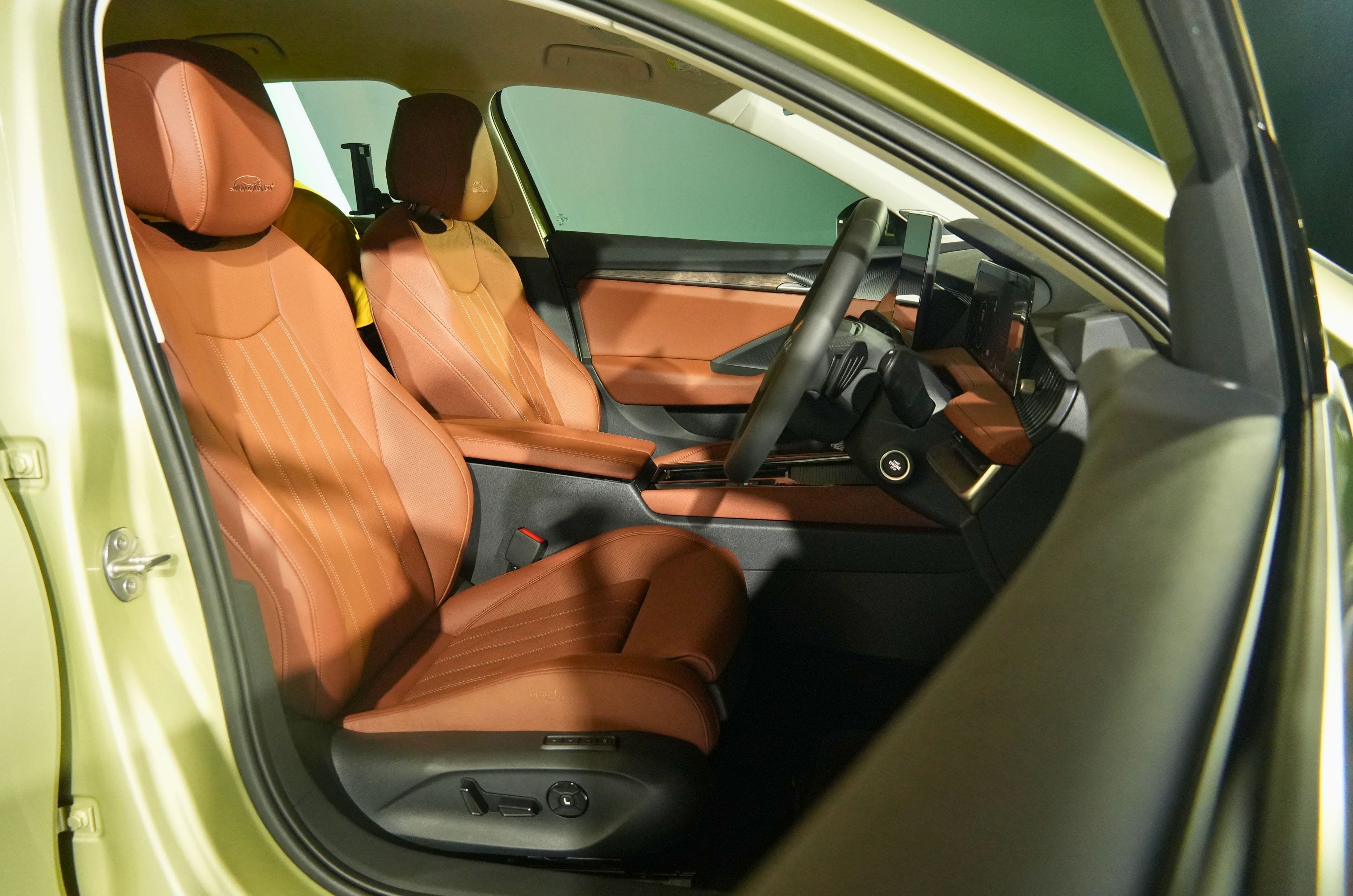 2027 Skoda Superb diesel front seats