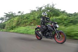 Tvs Apache Rtr 160 4v Front Right Three Quarter
