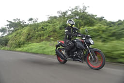 Tvs Apache Rtr 160 4v Front Right Three Quarter