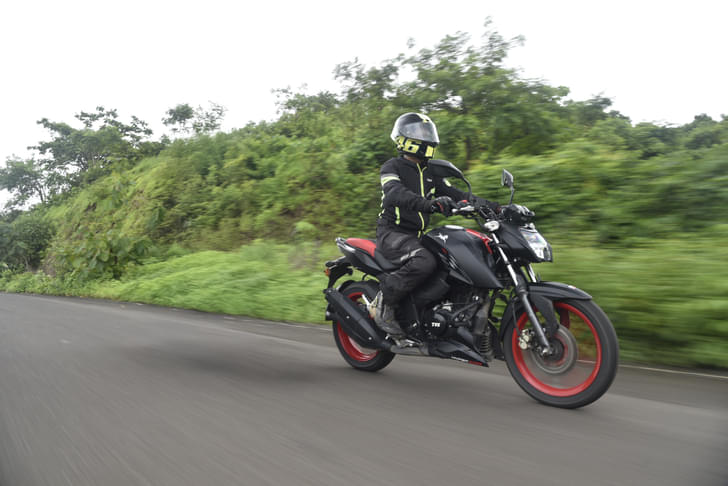 Tvs Apache Rtr 160 4v Front Right Three Quarter