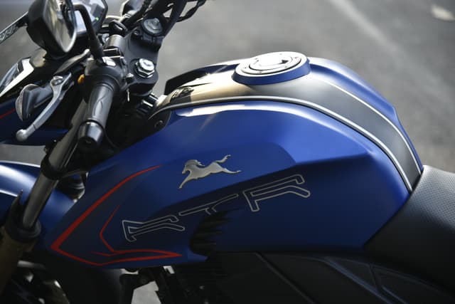 Closed Fuel Lid Image - 27018