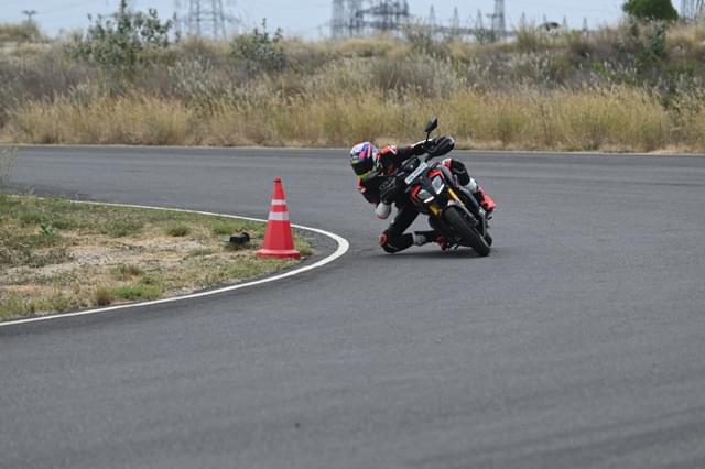 Front Right Three Quarter Image - 27100