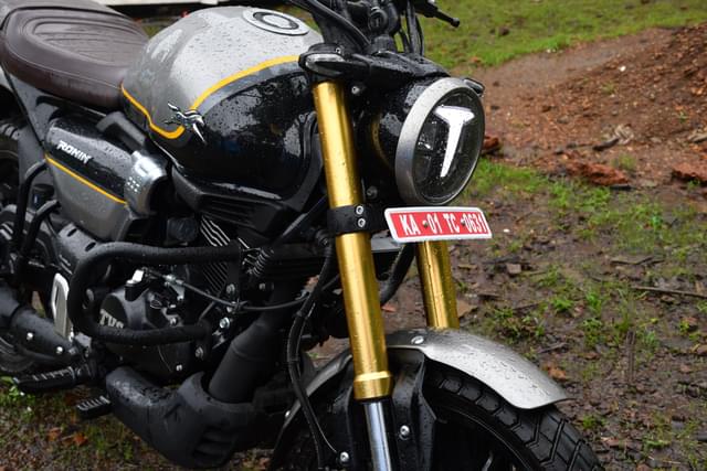 Front Right Three Quarter Image - 27509