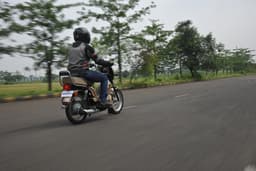 TVS XL 100 Front Right Three Quarter