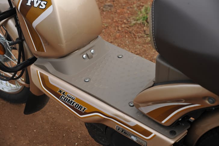 TVS XL 100 Color Beige