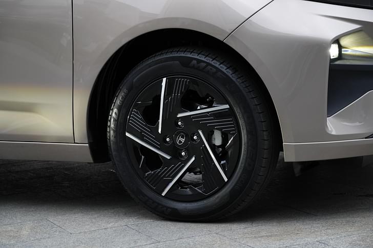 Tata Altroz Front Left Three Quarter