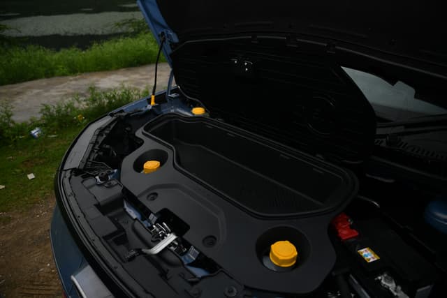 Open Bonnet Engine Shot Image - 9758
