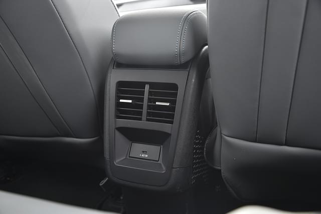 Charging Ports Image - 1544