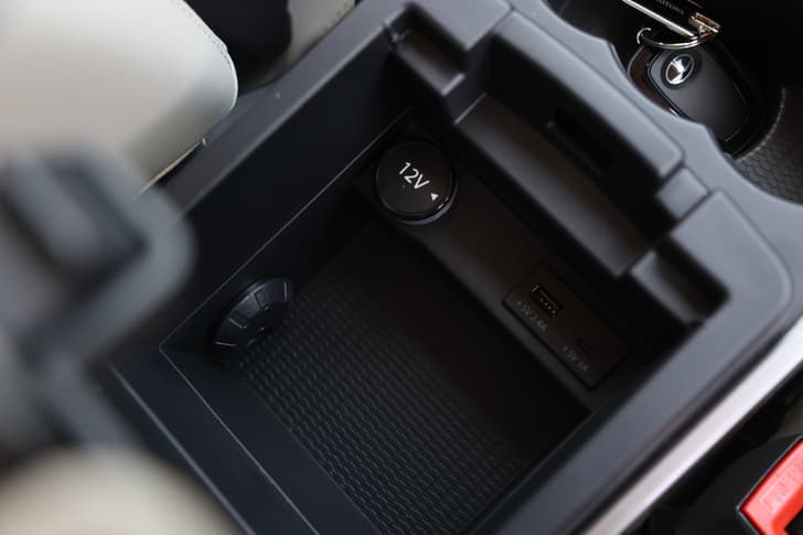 Tata Safari 12V Power Outlets