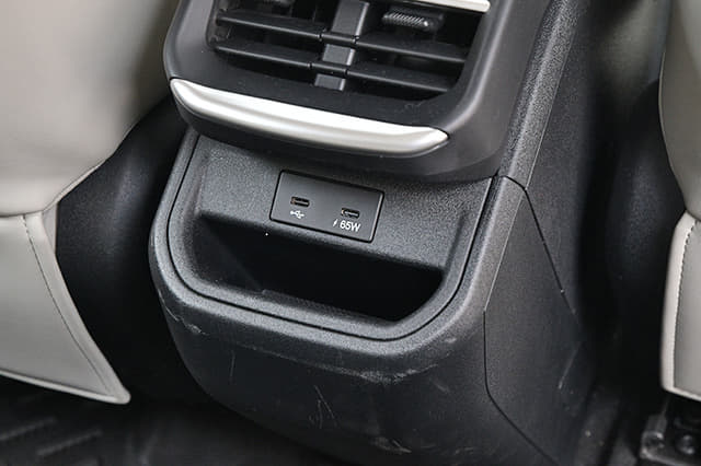 2nd Row Charging Outlet Image - 32775