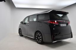 Toyota Vellfire Front Right Three Quarter