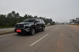 Toyota Innova Hycross Front Right Three Quarter