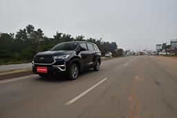 Toyota Innova Hycross Front Right Three Quarter