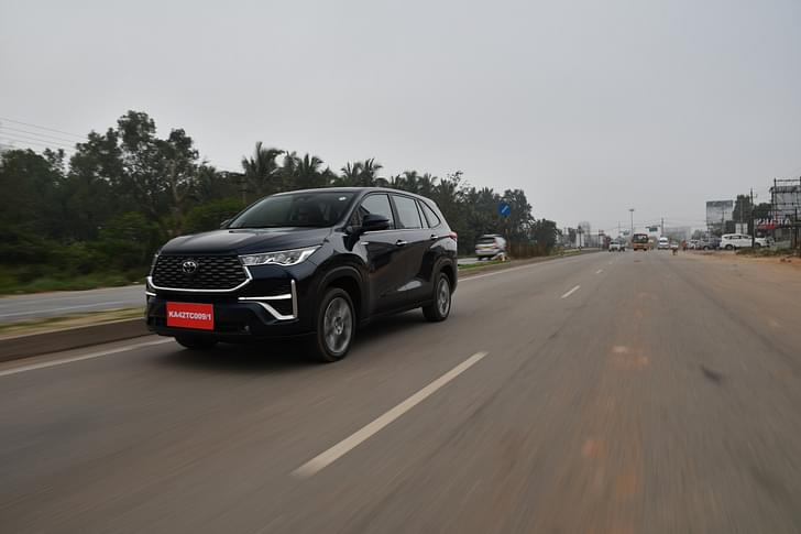 Toyota Innova Hycross Front Right Three Quarter