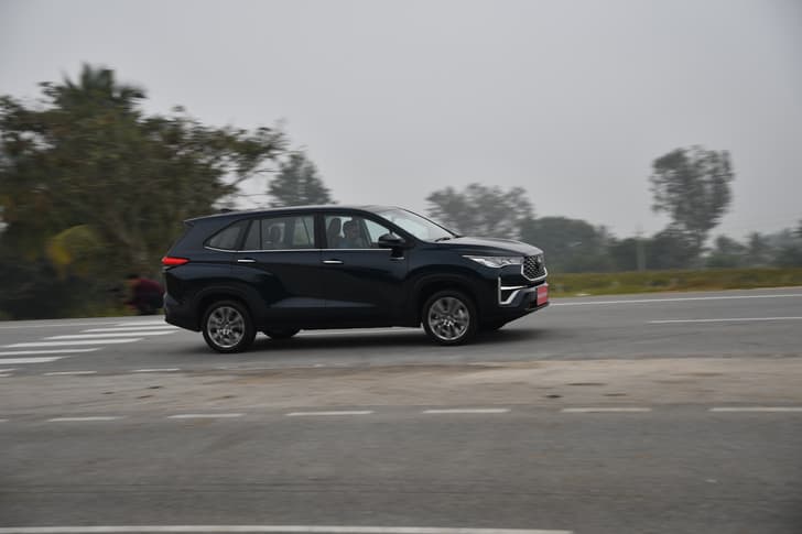 Toyota Innova HyCross