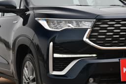 Toyota Innova Hycross Front Right Three Quarter