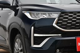 Toyota Innova Hycross Front Right Three Quarter